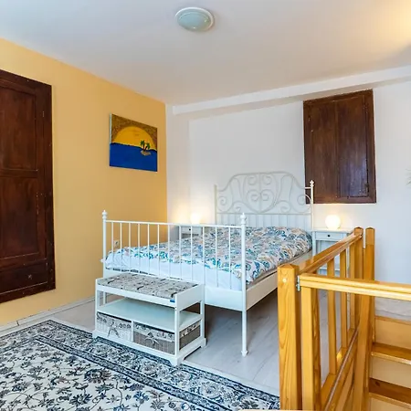 Good Vibes House Cres